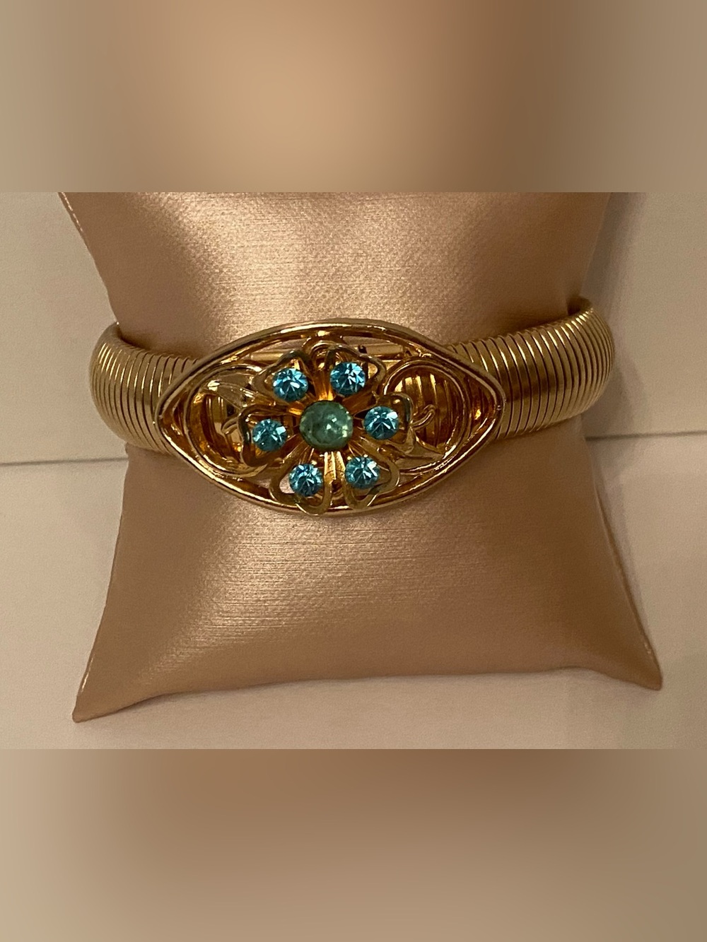 CORO PEGASUS SIGNED BRACELET GOLD TONE STRETCH VINTAGE BLUE RHINESTONE FLOWER